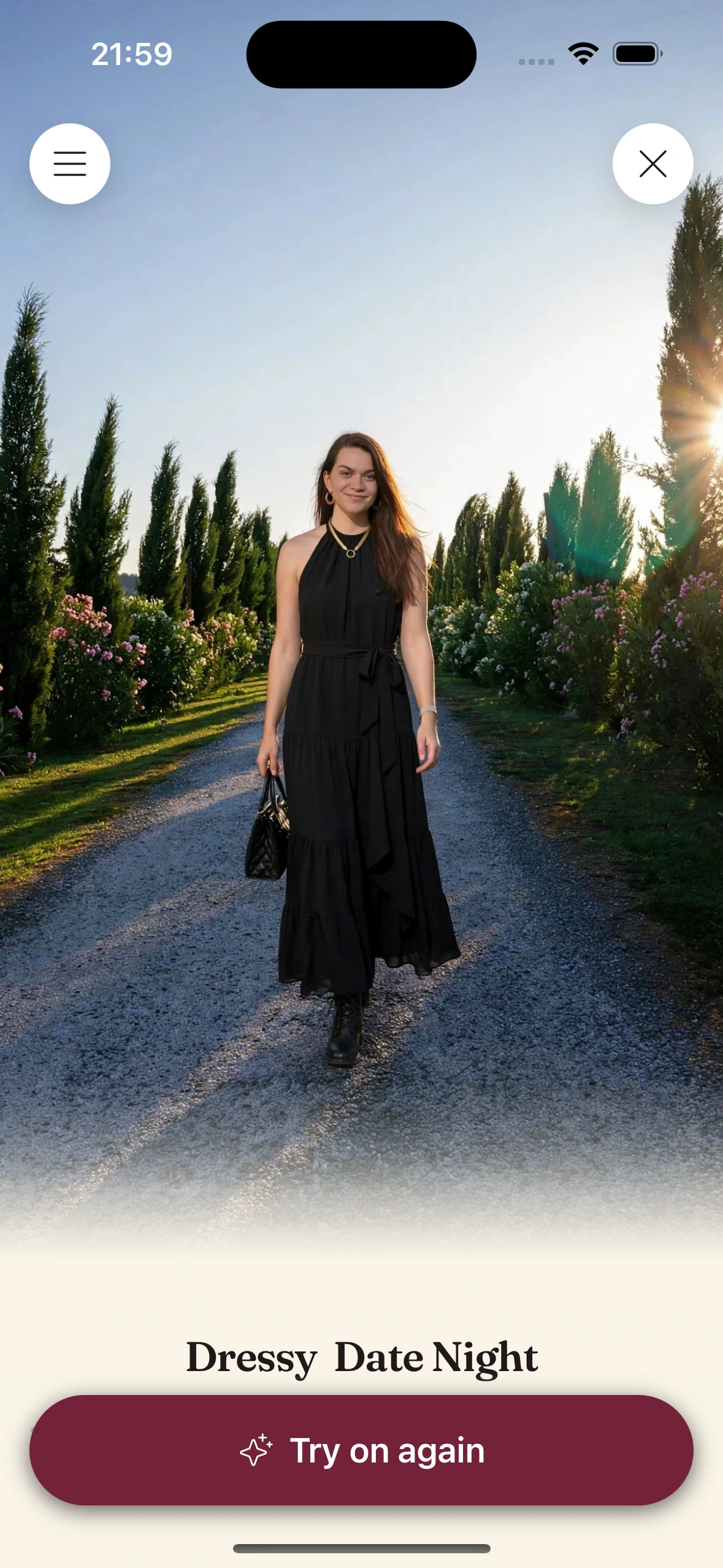 Il risultato di una prova virtuale in Clottr intitolato “Dressy Date Night”: una donna con un abito lungo nero con scollo all’americana, una collana d’oro e orecchini a cerchio, una borsa nera trapuntata e stivali neri, su un sentiero fiancheggiato da cipressi.